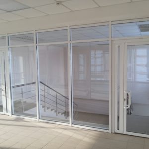 Алюминиевая перегородка из стеклопакета