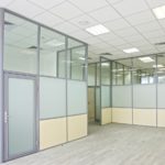 Комбинированная алюминиевая перегородка с дверью